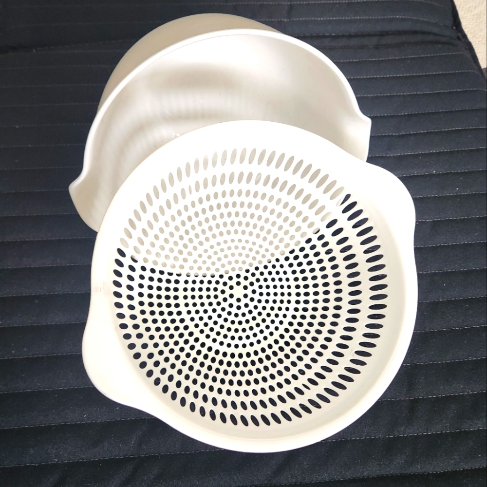 Colander Bowl Set Approx 8in across 5" high Collander Whilte Light Grey